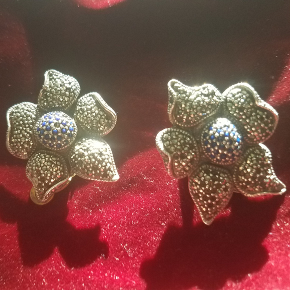 Charming "Plumeria" Flower Earrings...Vintage. - Picture 2 of 5